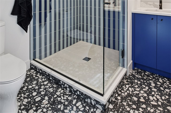 What Are the Benefits of Walk-In Showers vs. Bathtubs?